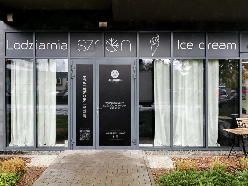 Oklejanie witryn sklepowych siecią handlową.