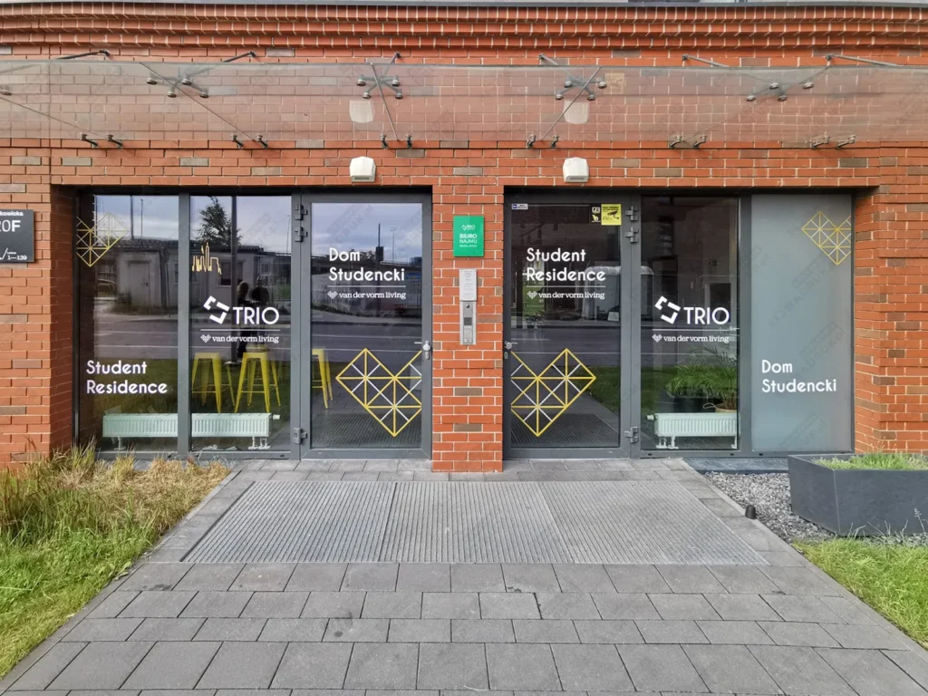 Branding biurowy z dekoracjami ściennymi dla korporacji.